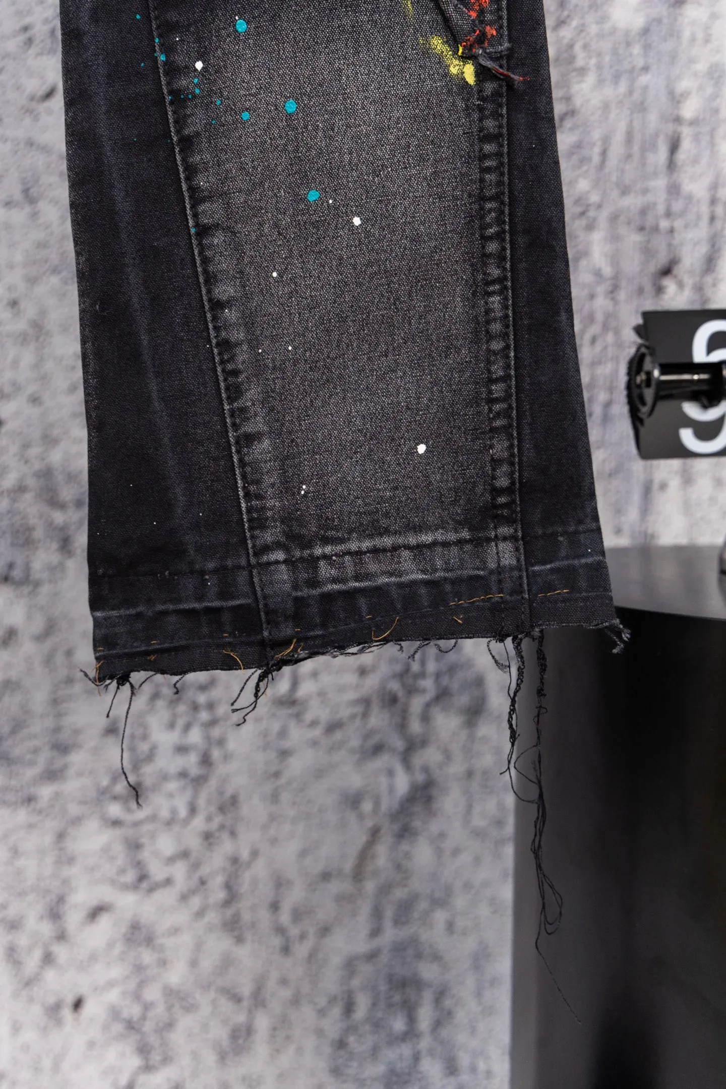 💰260 GALLERY DEPT.25ss new street gradient splash-ink graffiti jeans Gallery Dept. was born in the soil of Los Angeles street culture. With the core concept of "art is daily life", it deeply integrates traditional denim craftsmanship with modern graffiti art. The brand transforms old denim, Vintage T-shirts and other items by hand, giving them personalized elements such as wear, splashing, splicing, etc. Each piece is hand-finished by craftsmen and has both artistic collection value and practical function. In 2021, the joint capsule series with French veteran Lanvin and the cooperation with Chrome Hearts have attracted the attention of the fashion industry, confirming its transformation from an independent studio to an international trend symbol. Gallery Dept. targets the global fashion pioneer group aged 18-35 and positions itself as a "high street art trendy brand". Its core competitiveness lies in: • Cultural symbol output: Through endorsements from stars such as Virgil Abloh, Jennie, and Justin Bieber, it strengthens the brand's benchmark status in the hip-hop and fashion circles. Size: 28-36 Color: gray black